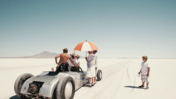 一个盐滩成了速度痴迷者的乌托邦