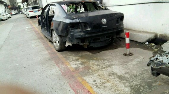 这辆辉腾真惨，在巷口停了半年，被人暴力破坏，如今只剩下空壳