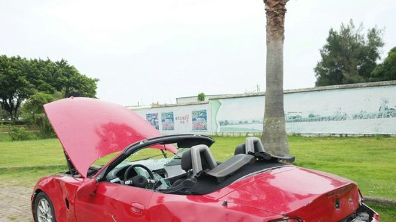 真可惜，宝马跑车路边停太久，很多零件被偷走，引擎盖也被撬开