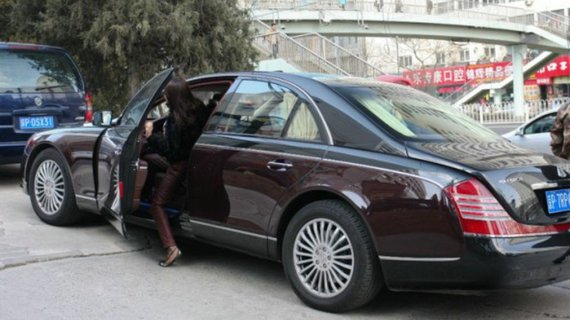 美女开900多万绝版豪车，上车瞬间真霸气