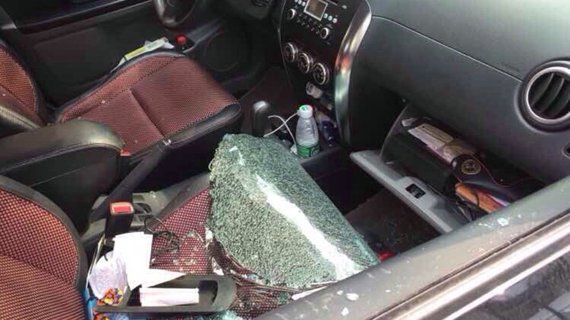 这车牌不容易驾驭啊，车都被人砸两次了