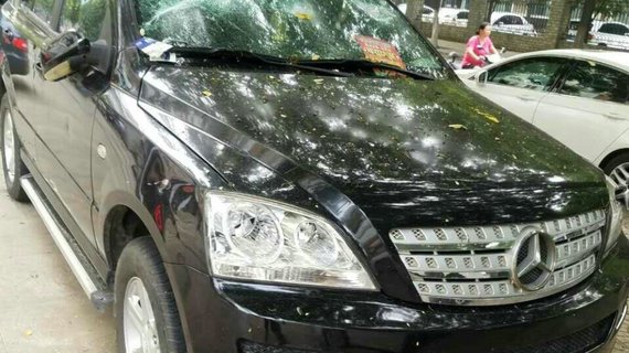 冒牌土豪开山寨奔驰欠账不还，车子被砸