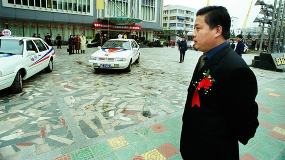 中国第一位承包飞机的人王均瑶当年坐什么车