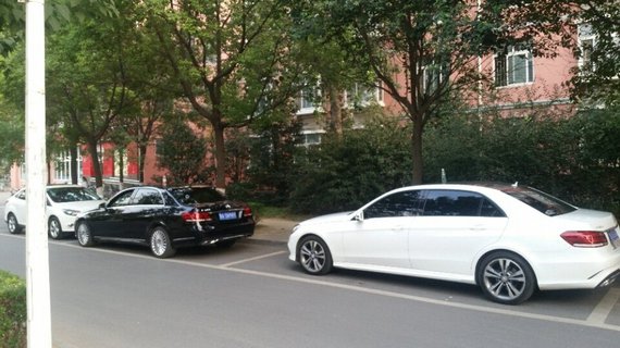 学校里停了2辆奔驰，奔驰打开车窗，车顶为什么放一瓶水？