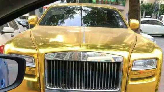 镀金版劳斯莱斯，一把雨伞6万多，车标30万左右，钥匙比五菱贵
