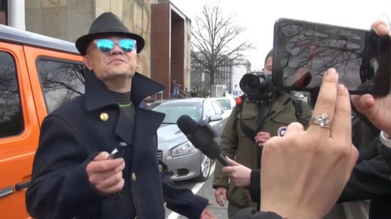 周立波在美国座驾曝光，身穿风衣，头戴礼帽，开豪车派头十足