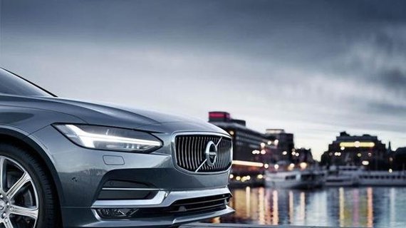 沃尔沃全新S90长轴距版豪华轿车自天津港发运出口美国