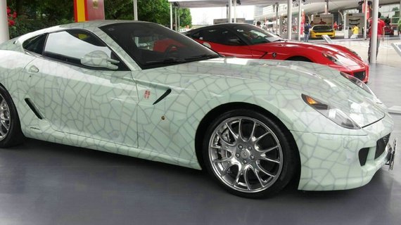 世界仅此一辆，1200万的法拉利停车，旁边专门有保安看护