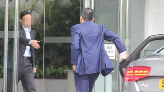 千亿富二代，一辆车用了12年，如今换辆百万豪车，很多人说低调