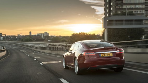 市值超越“三巨头”的特斯拉，现在急需一款车来实现盈利