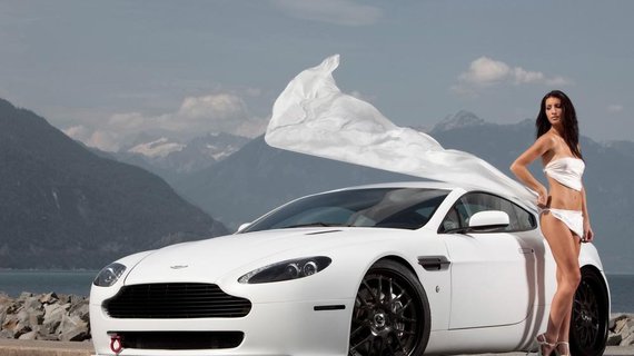 当年挤公交车，经常被撵下去，如今坐劳斯莱斯，有幸保养她的座驾