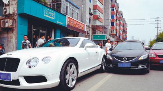 富二代街头推跑车，只因忘了加油，从白天推到晚上