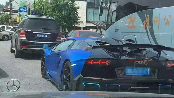 五菱提速太快了，奔驰差点没跟上，快拍下来，过了红灯就晚了