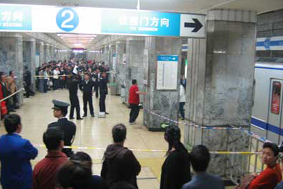 北京地铁2号线断电救人停车18分钟