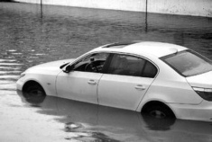 冰雹暴雨“伤不起” “裸奔车”理赔没戏