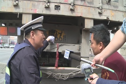 车牌抹油泥 吸尘躲抓拍