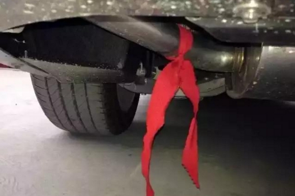 车子轮胎系红绳 为什么老司机都会主动避让