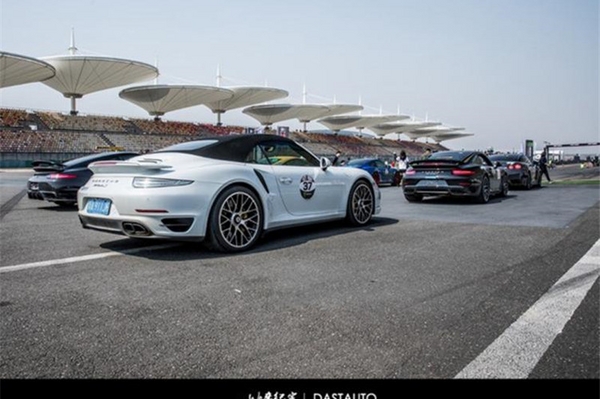 香车美女奖品 2017 FAST4WARD上赛首战