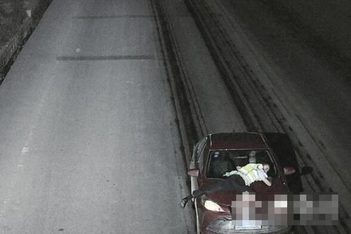 司机强行冲卡 顶着辅警狂飙16公里