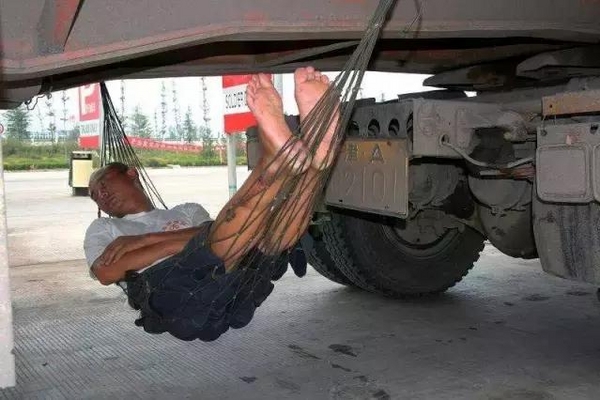 为了夏天爽 卡车司机发明这些“独立空调”
