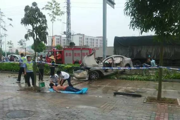 君越轿车被钢柱一劈成两半 司机当场死亡
