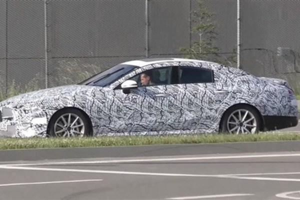 奔驰新CLS路试谍照曝光 或今年9月亮相