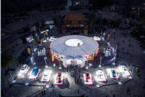 一汽丰田玩大了 包下一座城来给客户交车