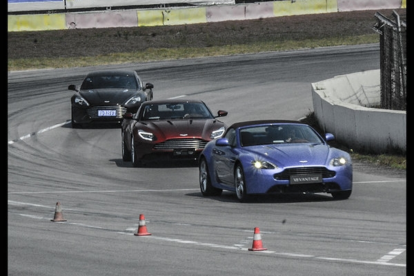 赛道猛男/家庭妇男！金港赛道体验阿斯顿·马丁