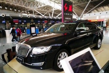 红旗，从云端跨入人间