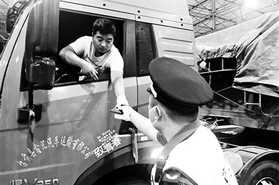 外埠国Ⅲ柴油货车昨起禁入六环 全市实施24小时轮班核查