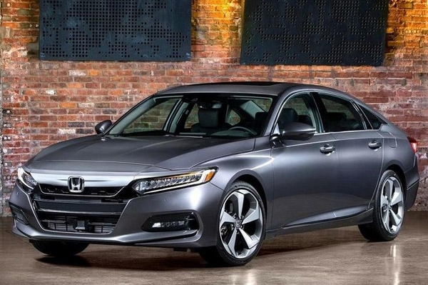 让迈腾都感到害怕的全新凯美瑞和雅阁 谁更能令粉丝高潮？