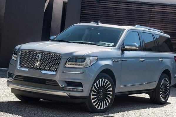 长5.2米的巨无霸，车内找不到换挡杆，换挡就像在弹钢琴一样