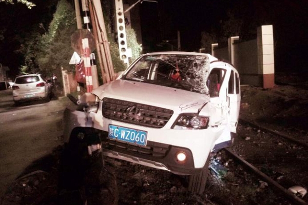 汽车与火车相撞，谁之过？