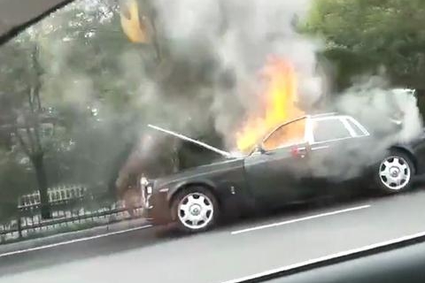 跑婚车有风险！河北街头价值千万劳斯莱斯幻影被烧成灰烬