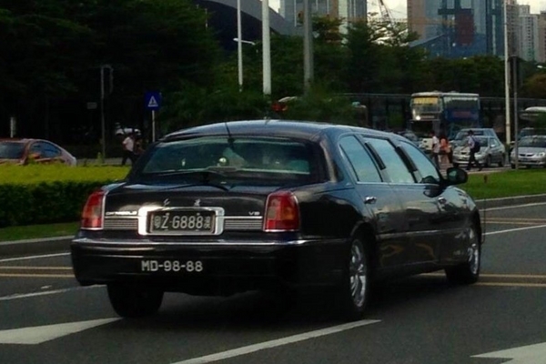 澳门首辆加长红旗，比加长林肯还贵，车门带密码，车内有卫星电话