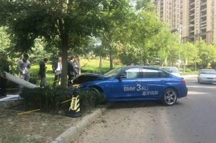 顾客到店试宝马3系，销售尝试100迈过弯撞树，真是命大