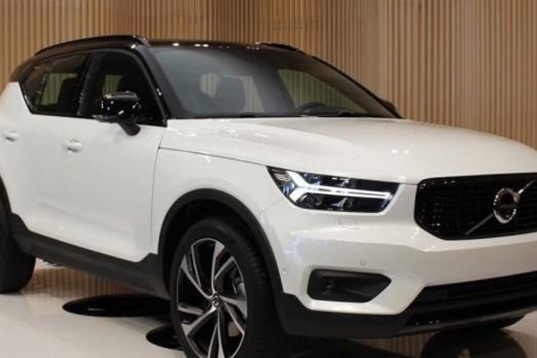 车头两把锤子，配上晃眼的价格，这车在国内要被BBA打得满地找牙