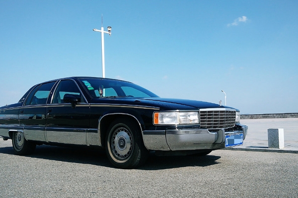 不是所有车的尾灯都是立起来的，凯迪拉克弗雷特伍德。