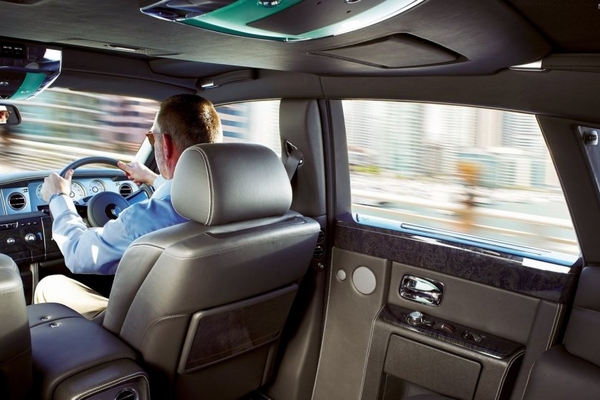 顶级富豪的座驾，那些超豪华车的后排空间可能没有想象的那么大