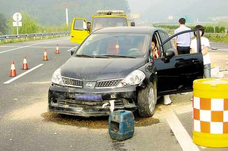 开慢车、穿高跟鞋 女性司机错误很典型