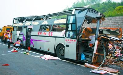 浙江一大客车昨日凌晨撞上隧道口