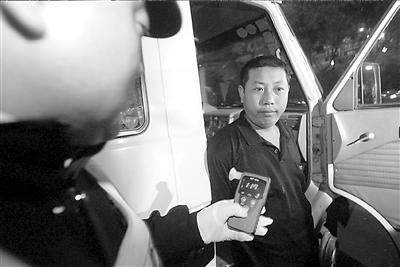 北京交管部门举行奥运后首次最大规模夜查行动