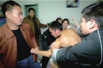 北京一后备厢盗窃团伙疯狂作案 暴力开锁仅十秒