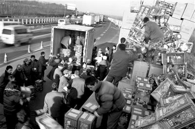 货车遇车祸烟花散落满地 女子下车捡拾被撞身亡