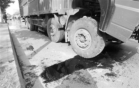 大货车漏油脏路 司机买光店铺洗衣粉冲干净