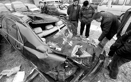 满车煤渣埋“广本” 砸窗救出车内人