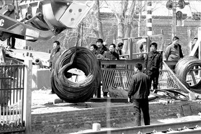 卡车铁道口熄火与列车相撞 司机危急中弃车逃生