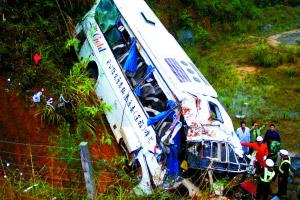 福建南平高速公路大客车翻车18人遇难
