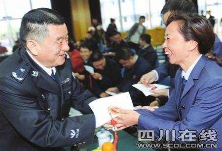 成都交管局长拍板：的哥吃饭时停车免罚