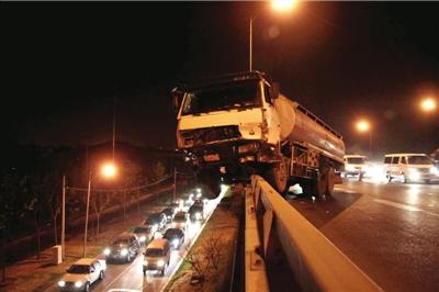 京城一油罐车冲出主路骑上护栏险坠桥